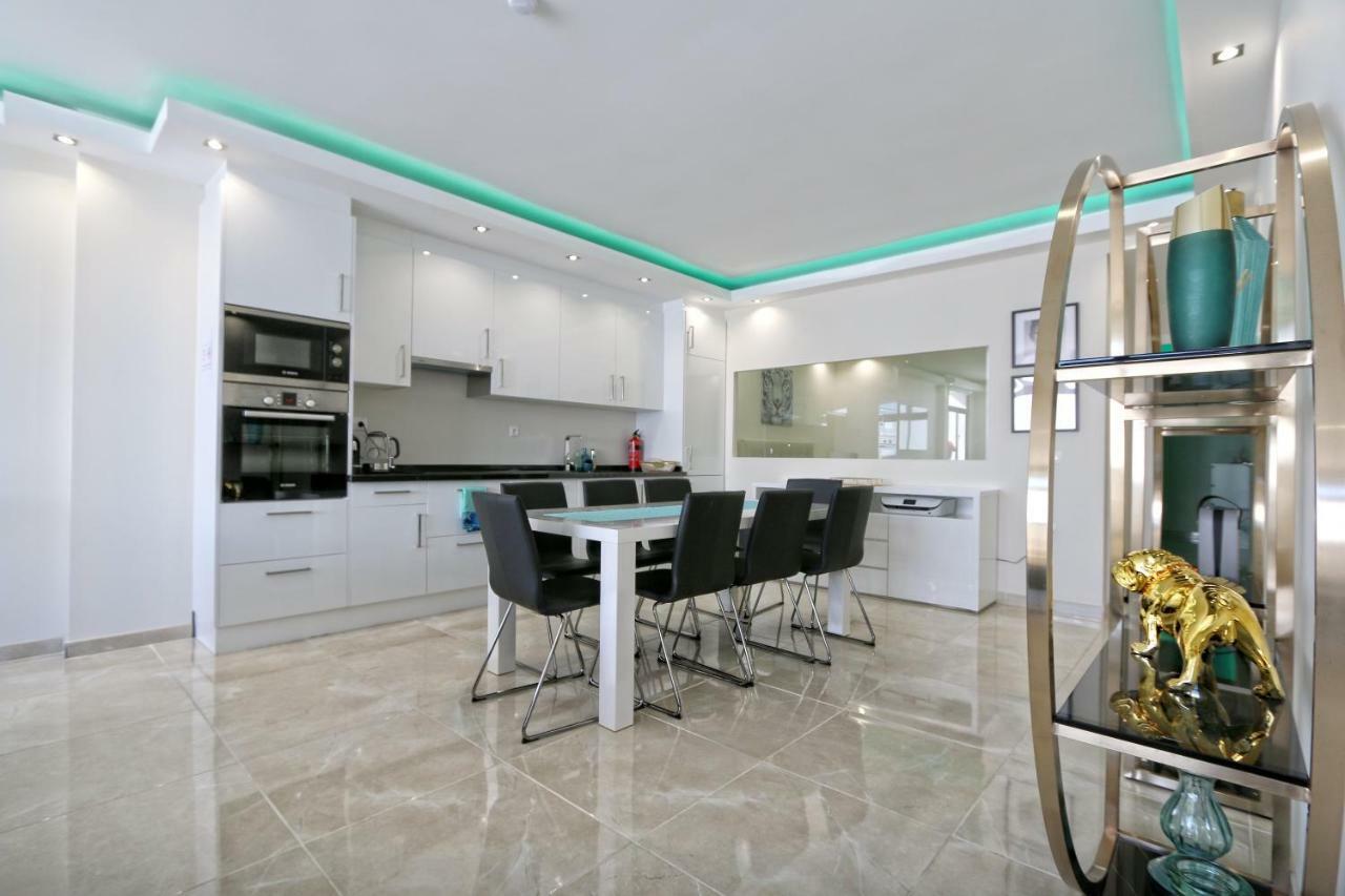 Beachfront Luxury Residence, Playas Del Duque, Puerto Banus, Apartment *